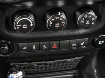 2014 Jeep Wrangler Unlimited 4WD 4dr Sahara Sport Utility full