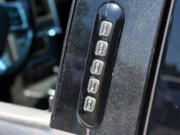 2006 Mercury Mountaineer 4dr Luxury AWD Sport Utility full